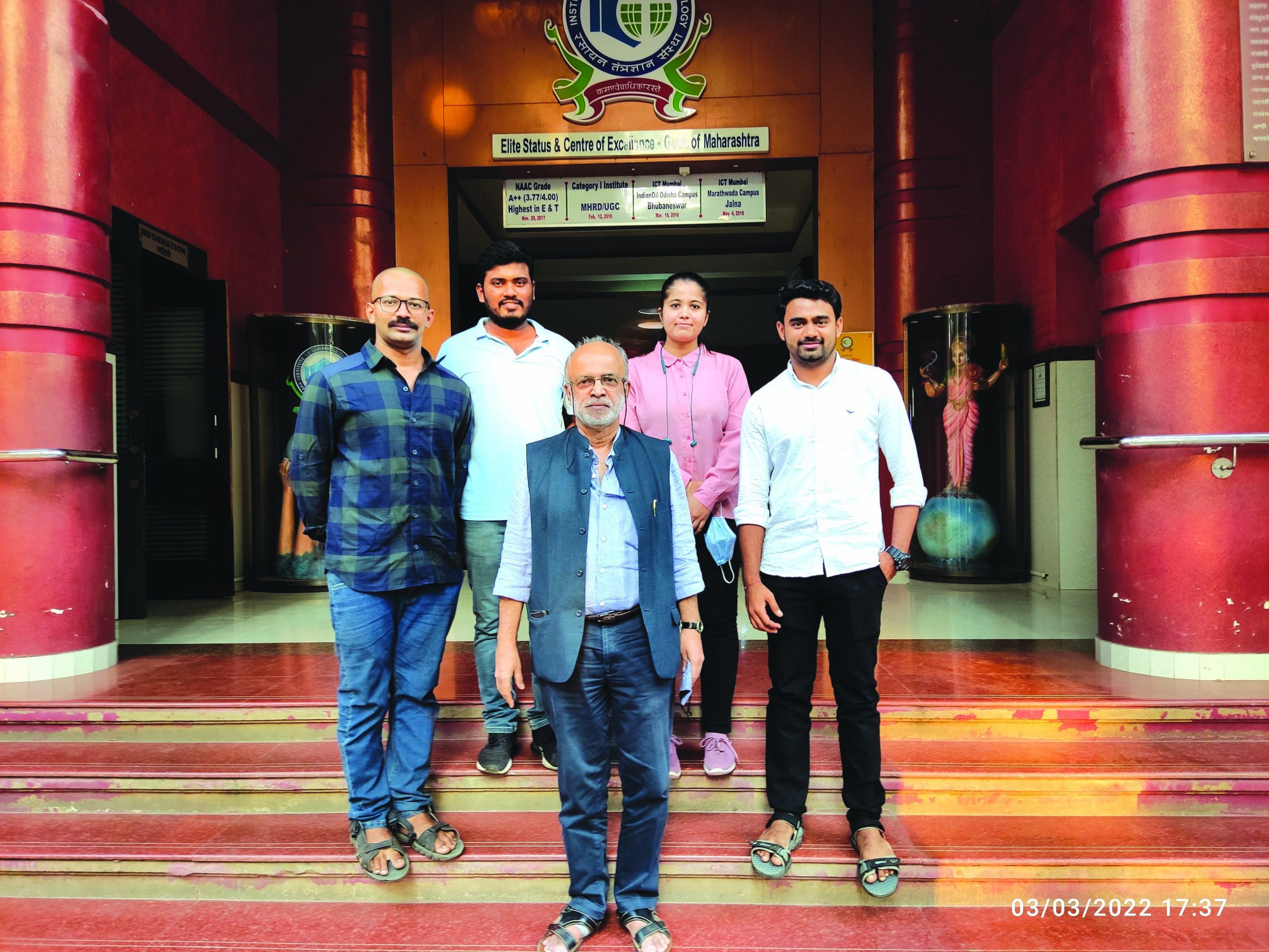 Institute of Chemical Technology, Mumbai vice chancellor Prof. A.B. Pandit (centre) & students